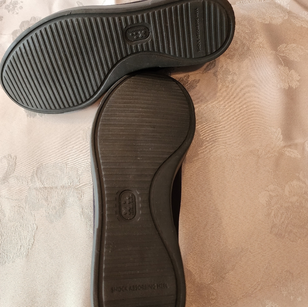 MUNRO black stretch fabric women sneakers. NWOT. - Picture 9 of 10